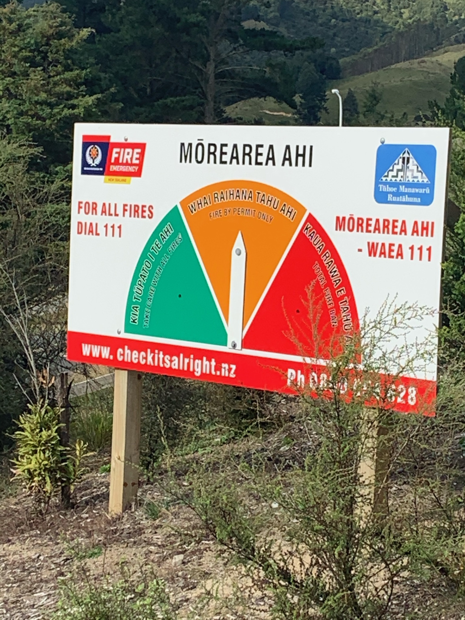 Waitohu reorua mō te ahi mōrearea - bilingual forest fire warning sign